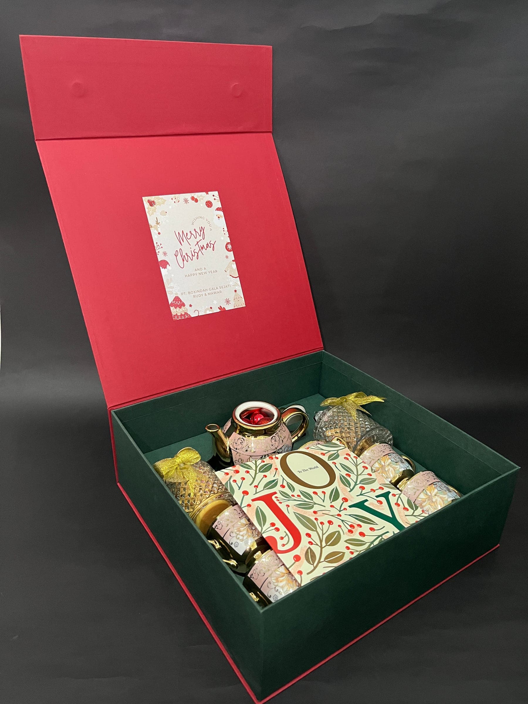 Rigid magnetic gift box with a custom printed interior